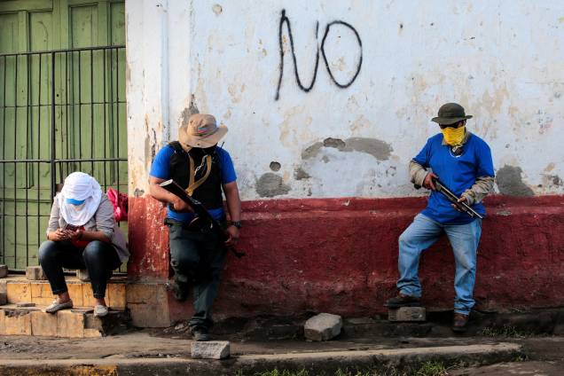 Apoiadores do governo sandinista de Daniel Ortega são vistos armados próximos a uma barricada após confrontos na comunidade indígena de Monimbo, em Masaya, Nicarágua - 17/07/2018 Apoiadores do governo sandinista de Daniel Ortega são vistos armados próximos a uma barricada após confrontos na comunidade indígena de Monimbo, em Masaya, Nicarágua - 17/07/2018