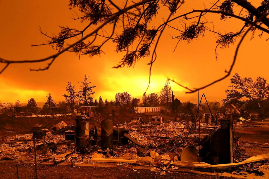 Vista aérea da destruição de casas na cidade de Redding, após a passagem do incêndio Carr pela região - 27/07/2018