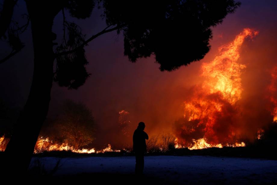 Incêndio florestal avança sobre a cidade de Rafina, perto de Atenas, na Grécia - 23/07/2018