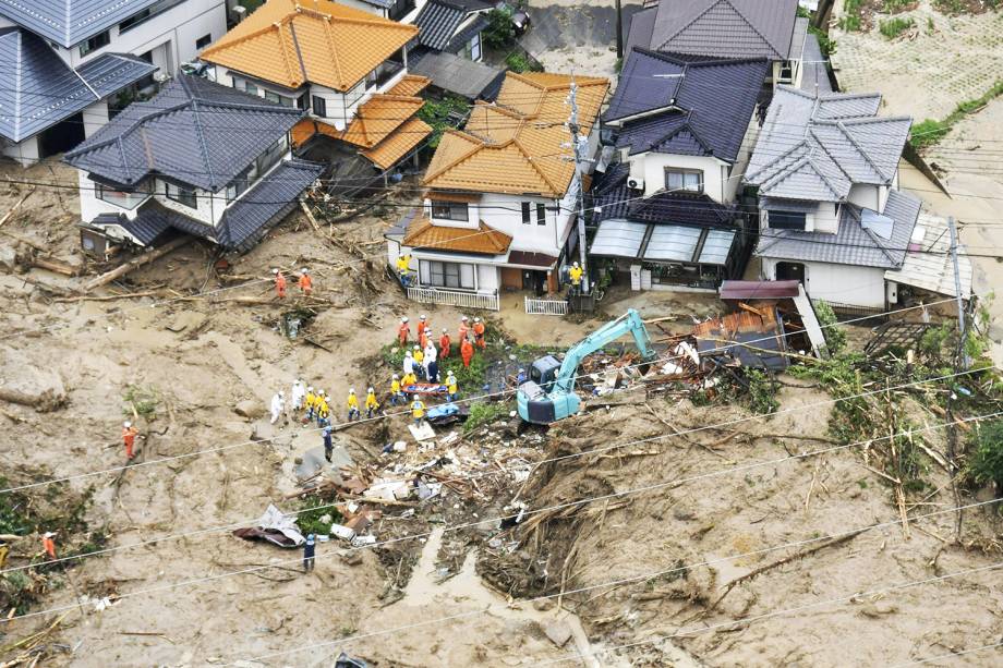 Equipes de resgate recolhem escombros após fortes chuvas atingirem Hiroshima, oeste do Japão - 07/07/2018