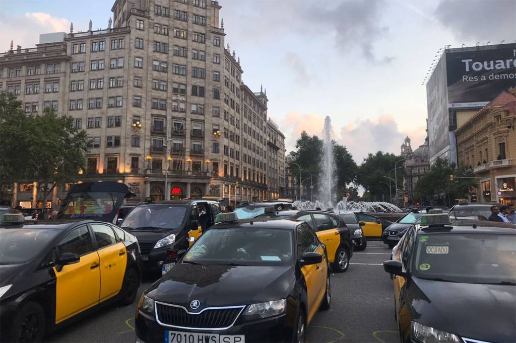 Taxistas espanhóis fazem greve contra Uber e Cabify