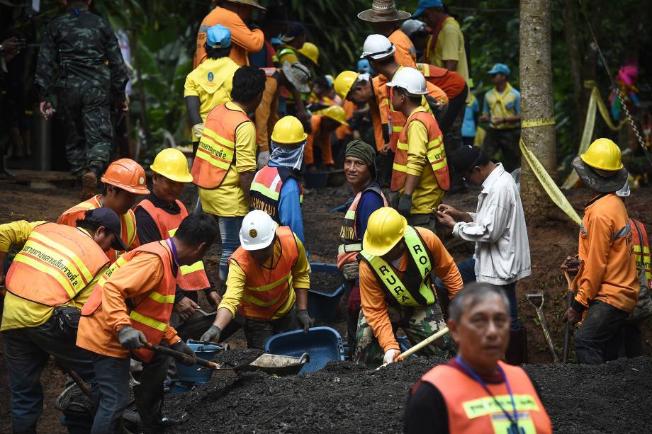 Trabalhadores trabalham na estrada que leva à caverna de Tham Luang, na Tailândia, após as notícias de que todos os membros do time de futebol infantil e seu treinador estavam vivos - 03/07/2018