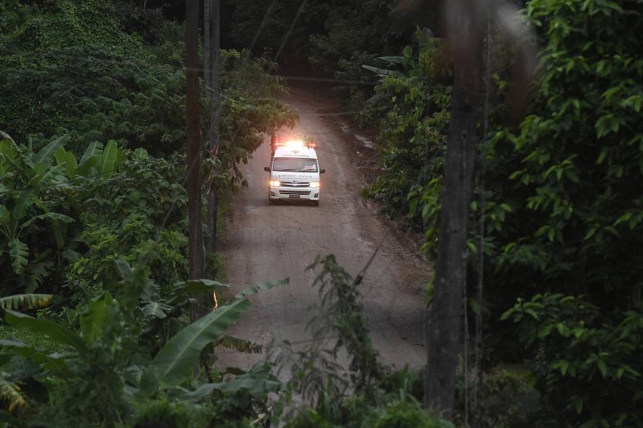 Ambulância deixa a área da caverna de Tham Luang após os mergulhadores terem evacuado alguns dos garotos de um grupo de 13 pessoas presas em uma caverna inundada na província de Chiang Rai, na Tailândia - 08/07/2018