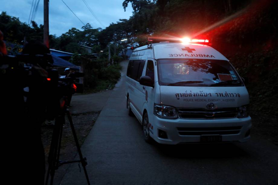 Ambulância transporta algumas das crianças resgatadas para um heliporto militar perto do complexo de cavernas de Tham Luang, na província de Chiang Rai, no norte da Tailândia - 08/07/2018