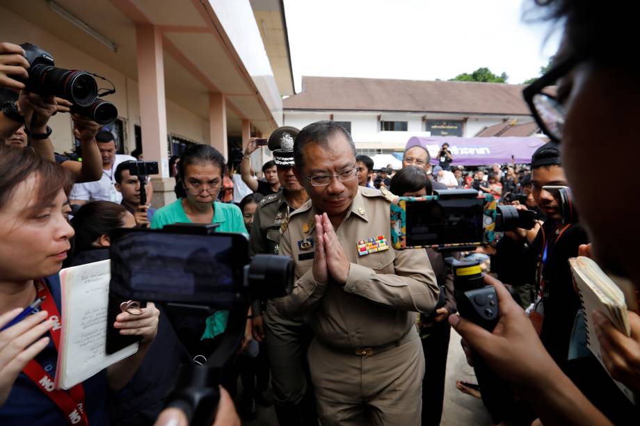 Narongsak Osottanakorn, ex-governador da província de Chiang Rai e chefe da missão de resgate, concede entrevista coletiva após a retomada da missão de resgate do grupo de meninos e seu treinador de futebol presos em uma caverna inundada na província de Chiang Rai, Tailândia - 09/07/2018