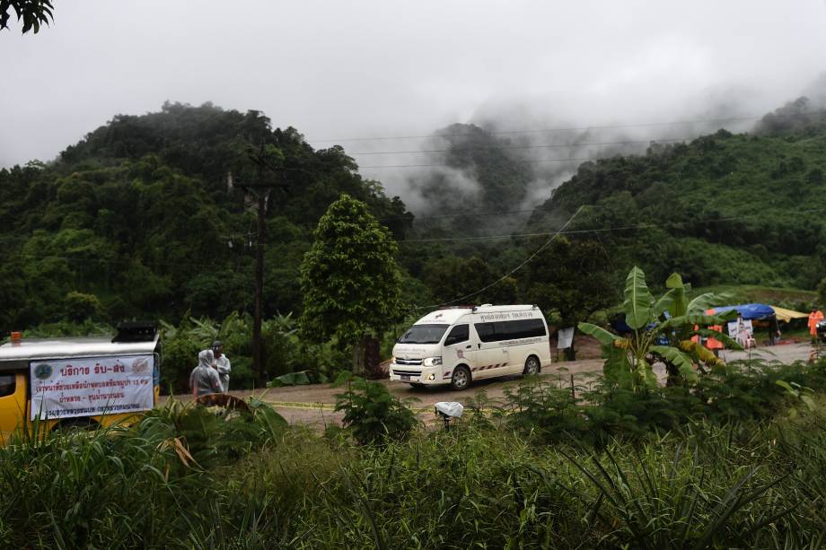 Ambulância deixa a área da caverna de Tham Luang enquanto as operações de resgate continuam para a retirada dos membros do time de futebol que ainda estão presos no local, na província de Chiang Rai, norte da Tailândia - 10/07/2018