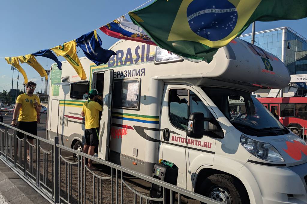 Brasileiros percorrem a Rússia em um trailer pelo sonho de ver o hexa