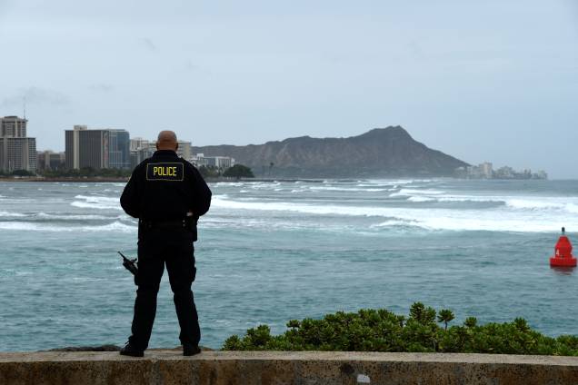 Policial de Honolulu controla condições da água com aproximação do furacão Lane Policial de Honolulu controla condições da água com aproximação do furacão Lane