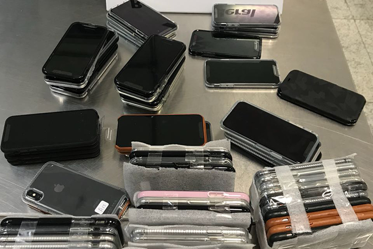 Receita barra passageiro com 246 iPhones; saiba quantos você pode trazer