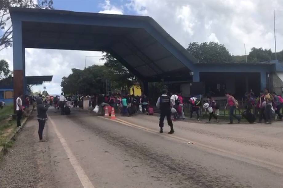 Imigrantes venezuelanos são expulsos após terem seus acampamentos destruídos em Pacaraima (RR)