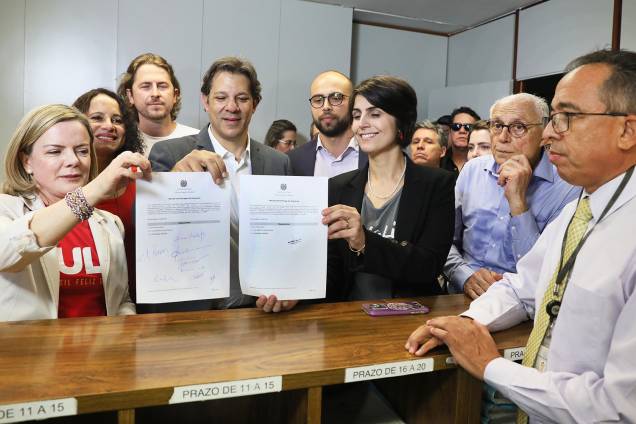 <span style="font-weight:400;">Fernando Haddad (PT), durante registro de candidatura do ex-presidente Lula em Brasília (DF), barrado pela Lei da Ficha Limpa semanas depois</span> <span style="font-weight:400;">Fernando Haddad (PT), durante registro de candidatura do ex-presidente Lula em Brasília (DF), barrado pela Lei da Ficha Limpa semanas depois</span>