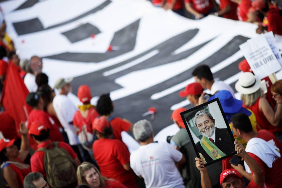 Manifestantes protestam em Brasília (DF), a favor do Partido dos Trabalhadores registrar a candidatura do ex-presidente Lula para concorrer ao cargo de presidente da República - 15/08/2018