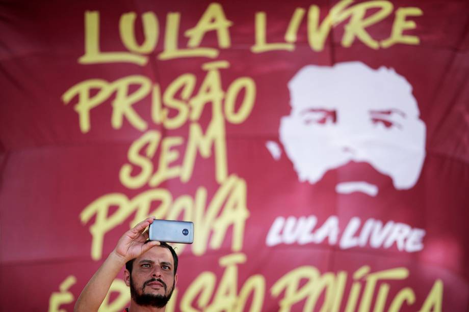 Manifestantes protestam em Brasília (DF), a favor do Partido dos Trabalhadores registrar a candidatura do ex-presidente Lula para concorrer ao cargo de presidente da República - 15/08/2018