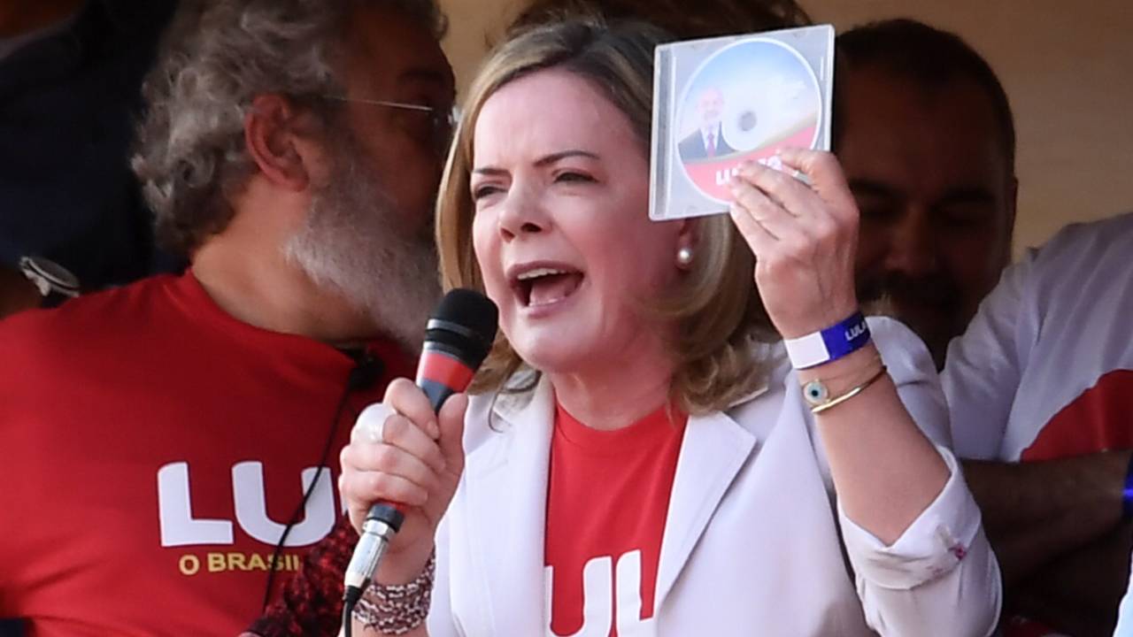 A presidente do PT, Gleisi Hoffmann, discursa momentos antes do partido registrar a candidatura do ex-presidente Lula no TSE, para concorrer ao cargo de presidente da República - 15/08/2018