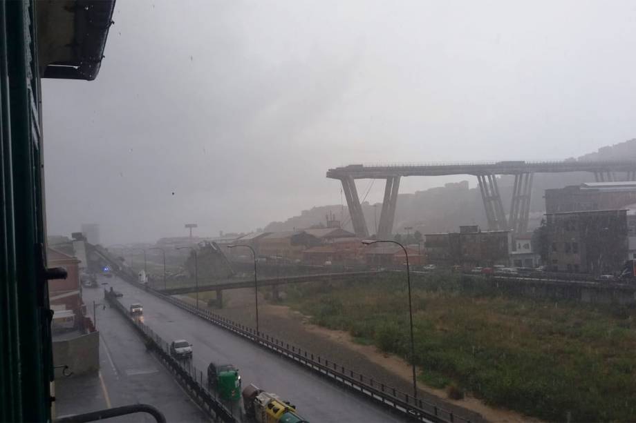 Trecho da ponte Morandi desaba em Gênova, na Itália