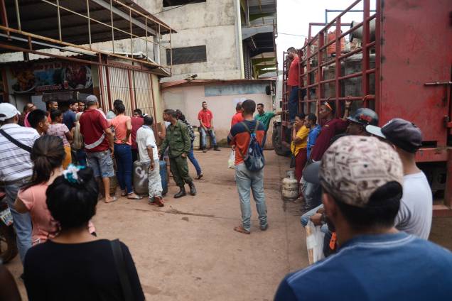 Gás - Moradores e comerciantes formam fila para comprar gás Gás - Moradores e comerciantes formam fila para comprar gás