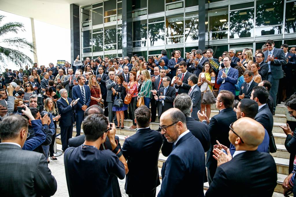 De costas para o país