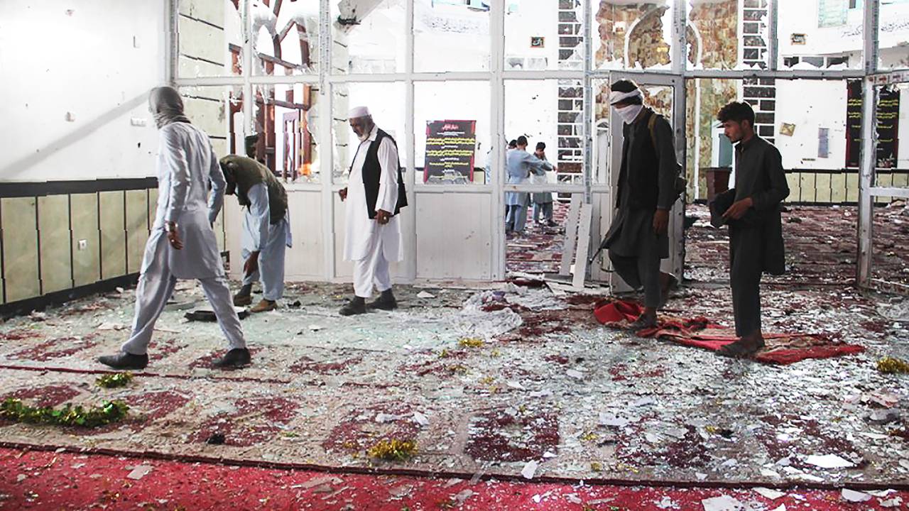 Moradores locais caminham dentro de mesquita após ataque suicida ocorrer na cidade afegã de Gardez, província de Paktia - 03/08/2018