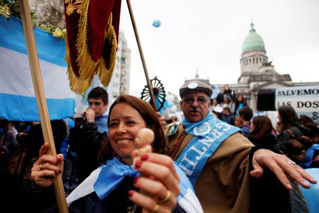 Manifestantes contra a legalização do aborto aguardam resultado da votação em frente ao Congresso de Buenos Aires - 08/08/2018 Manifestantes contra a legalização do aborto aguardam resultado da votação em frente ao Congresso de Buenos Aires - 08/08/2018