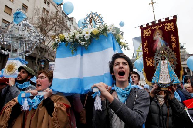 Manifestantes contra a legalização do aborto aguardam resultado da votação em frente ao Congresso de Buenos Aires - 08/08/2018 Manifestantes contra a legalização do aborto aguardam resultado da votação em frente ao Congresso de Buenos Aires - 08/08/2018