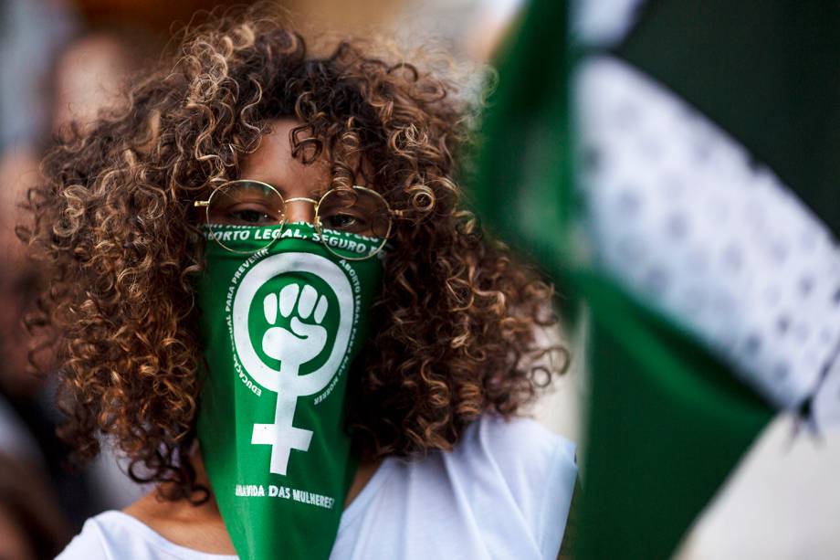 Manifestante a favor da legalização do aborto protesta em frente à ALERJ (Assembleia Legislativa do Rio de Janeiro) - 08/08/2018