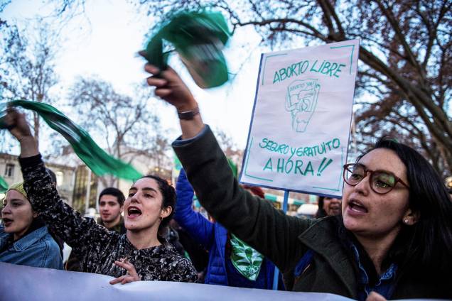 Manifestantes a favor da legalização do aborto protestam na frente da embaixada argentina no Chile - 08/08/2018 Manifestantes a favor da legalização do aborto protestam na frente da embaixada argentina no Chile - 08/08/2018