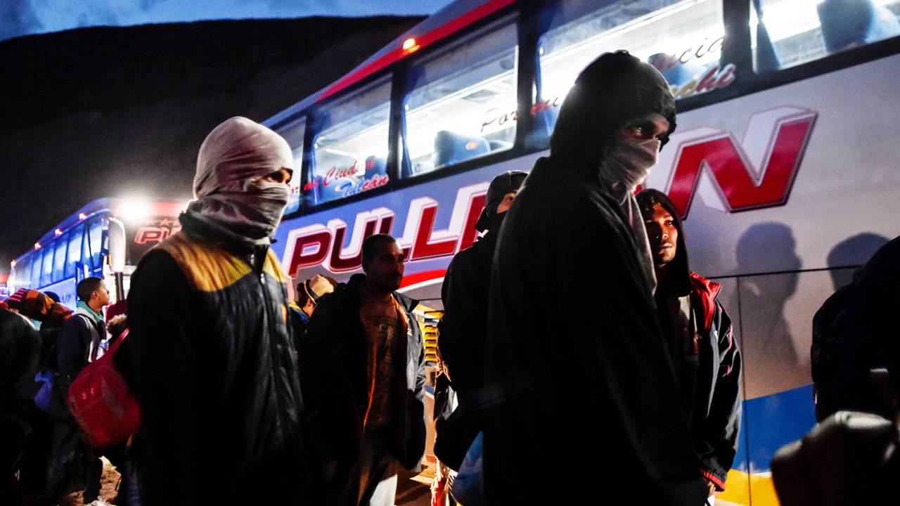 Imigrantes venezuelanos embarcam em ônibus na região de Tulcán, no Equador, para atravessar a fronteira entre Equador e Peru - 22/08/2018