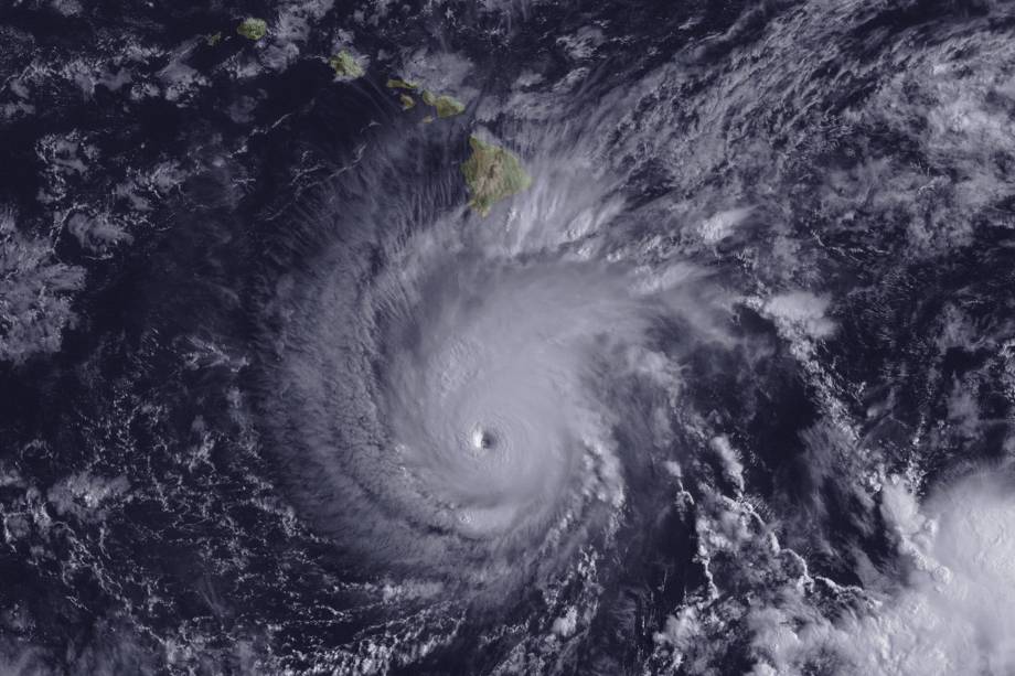 Imagem de satélite mostra a aproximação do furacão Lane sobre o Havaí, nos Estados Unidos - 22/08/2018