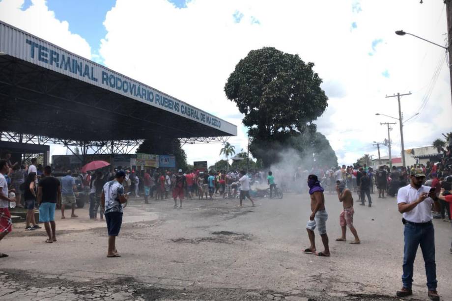 Imigrantes venezuelanos são expulsos após terem seus acampamentos destruídos em Pacaraima (RR)