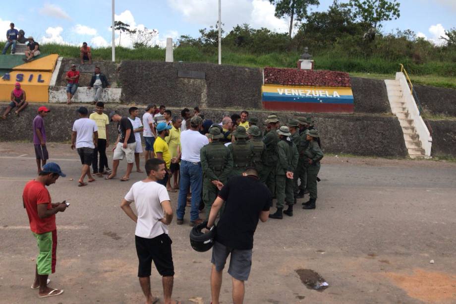 Imigrantes venezuelanos são expulsos após terem seus acampamentos destruídos em Pacaraima (RR)