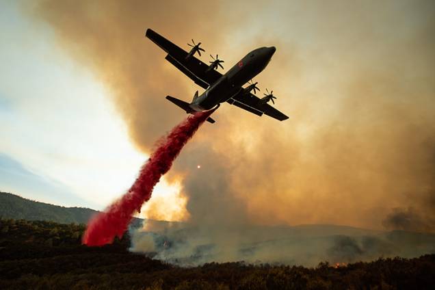 Tanque aéreo despeja retardante sob fogo de incêndio florestal no Complexo Mendocino, Califórnia - 05/08/2018 Tanque aéreo despeja retardante sob fogo de incêndio florestal no Complexo Mendocino, Califórnia - 05/08/2018
