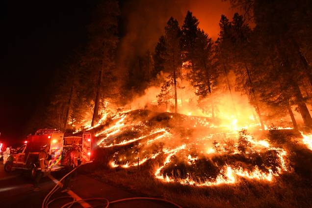 Bombeiros tentam controlar as chamas do incêndio Carr que continuam a se espalhar em direção às cidades de Douglas City e Lewiston perto de Redding, na Califórnia - 31/07/2018 Bombeiros tentam controlar as chamas do incêndio Carr que continuam a se espalhar em direção às cidades de Douglas City e Lewiston perto de Redding, na Califórnia - 31/07/2018