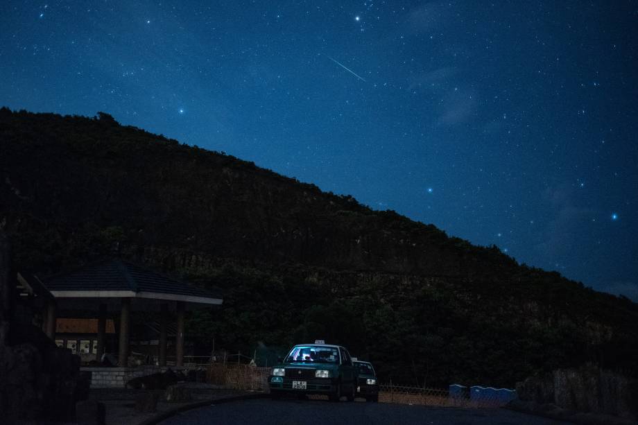 Meteoro cruza o céu durante a chuva anual de meteoros Perseidas na represa leste do High Island Reservoir, em Hong Kong - 13/08/2018