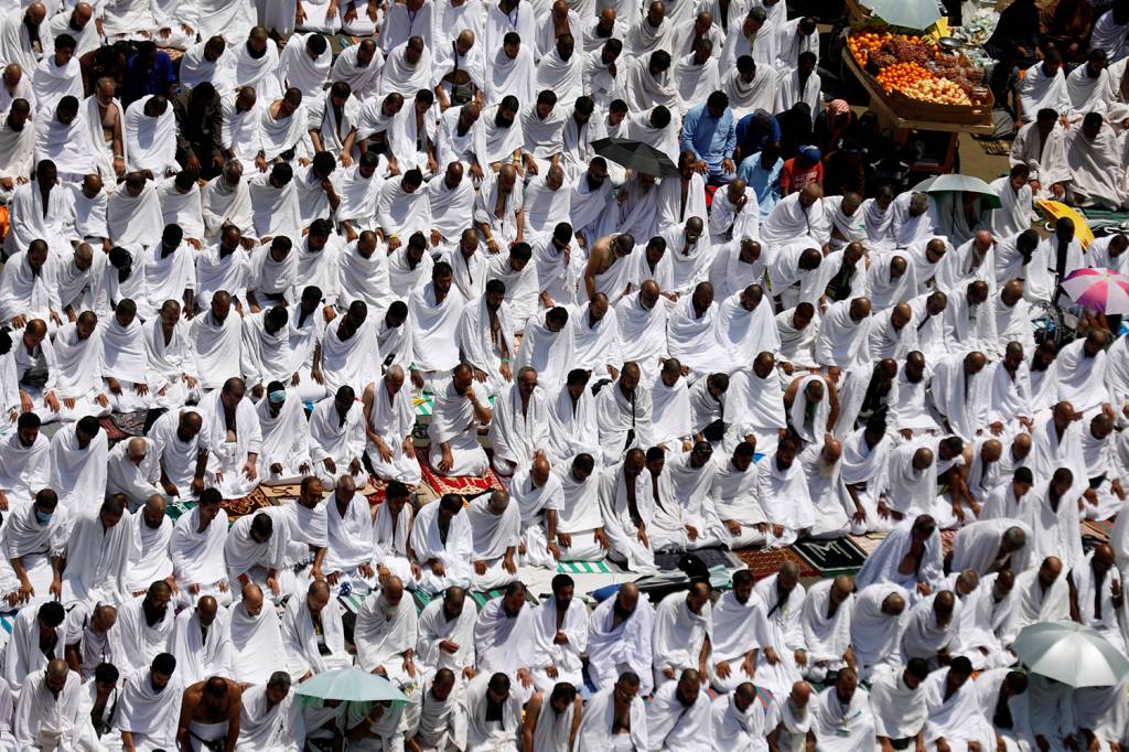 Muçulmanos oram do lado de fora da Mesquita Namira na cidade de Meca, Arábia Saudita Muçulmanos oram do lado de fora da Mesquita Namira na cidade de Meca, Arábia Saudita