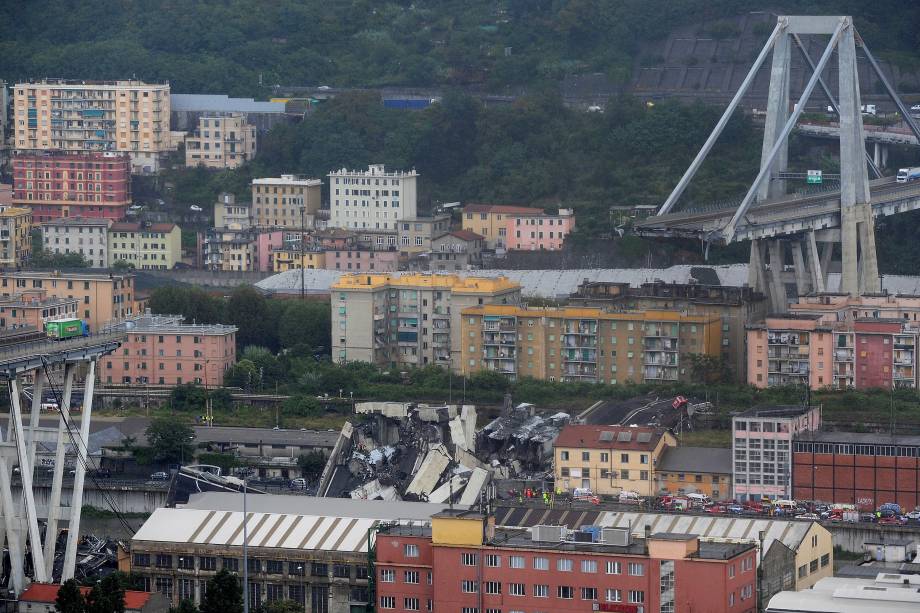 Trecho da ponte Morandi desaba sobre a cidade portuária de Gênova, na Itália - 14/08/2018