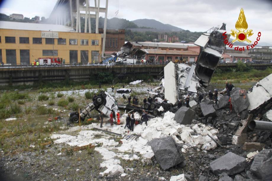 Imagem divulgada pelos bombeiros italianos mostra os escombros da ponte Morandi após desabamento na cidade portuária de Gênova - 14/08/2018