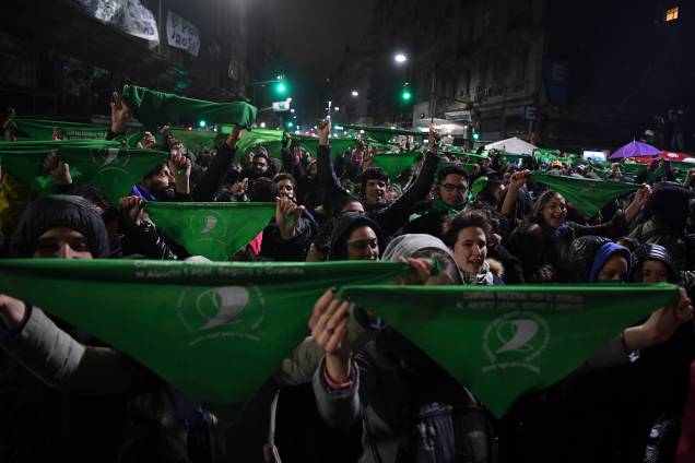 Ativistas a favor da legalização gritam palavras de ordem do lado de fora do Congresso Nacional em Buenos Aires, enquanto os senadores votam a lei do aborto - 09/08/2018 Ativistas a favor da legalização gritam palavras de ordem do lado de fora do Congresso Nacional em Buenos Aires, enquanto os senadores votam a lei do aborto - 09/08/2018