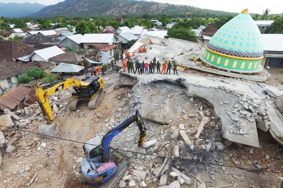 Vista aérea mostra a mesquita Jamiul Jammah destruída, após forte terremoto atingir Pemenang, território localizado no norte da ilha de Lombok, na Indonésia - 08/08/2018