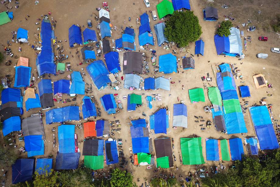 Vista aérea mostra barracas montadas por pessoas que perderam suas casas após terremoto no vilarejo de Sigar Penjalin, território localizado na ilha de Lombok, Indonésia - 10/08/2018