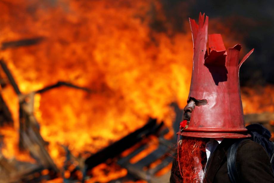 Manifestante coloca cone em sua cabeça durante protestos contra o resultado das eleições em Harare, capital do Zimbábue - 01/08/2018