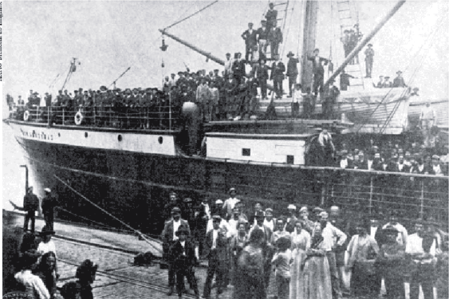 Desembarque de imigrantes italiano no Porto de Santos - 1907 Desembarque de imigrantes italiano no Porto de Santos - 1907