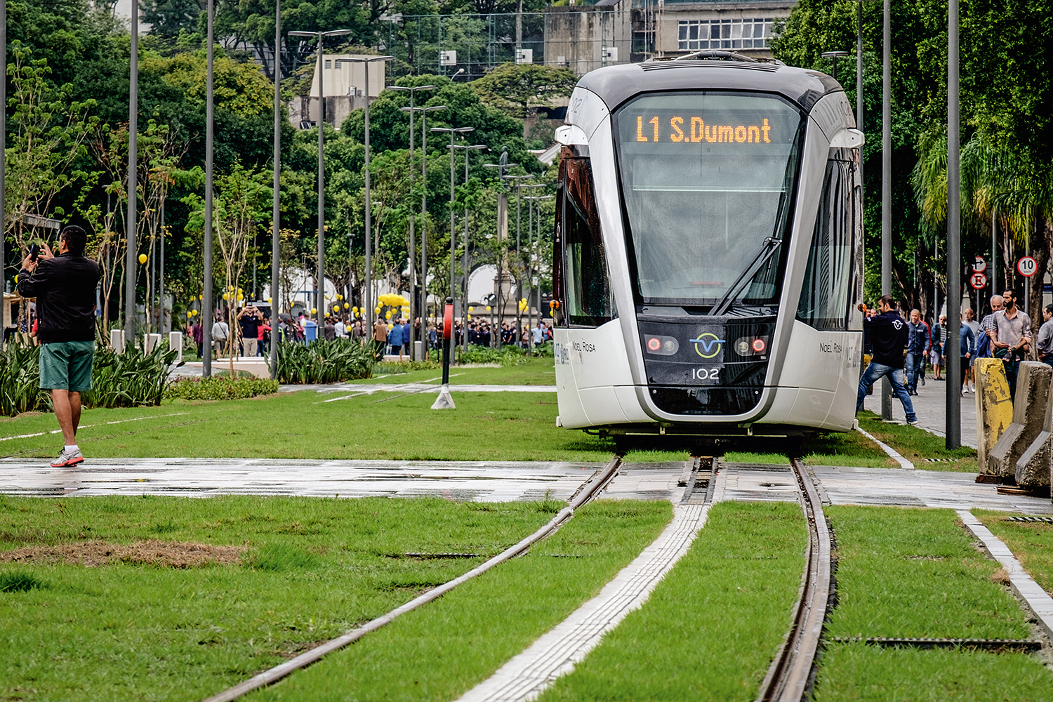 NOS TRILHOS&ensp;- VLT do Rio: linha at&eacute; o aeroporto e integra&ccedil;&atilde;o total
