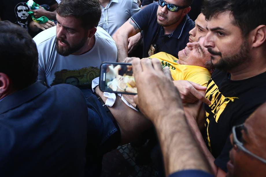 <span style="font-weight:400;">Em 6 de setembro, Bolsonaro foi esfaqueado na barriga durante ato de campanha em Juiz de Fora (MG), por um homem que planejou o ataque por conta própria, segundo a Polícia Federal, motivado por inconformismo político. Ele passou por duas cirurgias. Seus boletins médicos eram noticiados diariamente. Transferido para o Hospital Albert Einstein, em São Paulo, em 7 de setembro, ele recebeu alta em 29 de setembro.</span> <span style="font-weight:400;">Em 6 de setembro, Bolsonaro foi esfaqueado na barriga durante ato de campanha em Juiz de Fora (MG), por um homem que planejou o ataque por conta própria, segundo a Polícia Federal, motivado por inconformismo político. Ele passou por duas cirurgias. Seus boletins médicos eram noticiados diariamente. Transferido para o Hospital Albert Einstein, em São Paulo, em 7 de setembro, ele recebeu alta em 29 de setembro.</span>