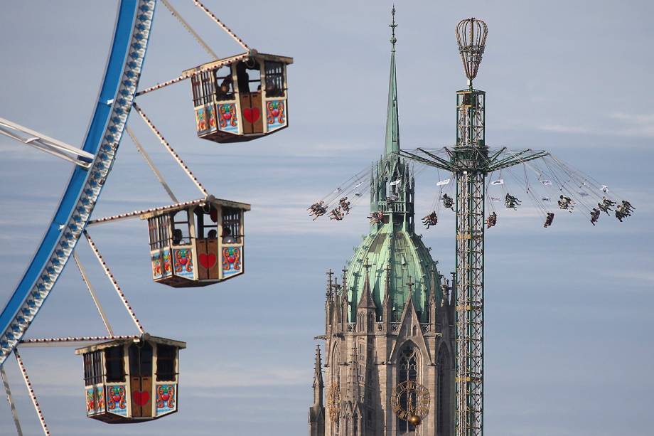 Visitantes se divertem nas atrações da Oktoberfest, em frente à Igreja São Paulo em Munique, na Alemanha - 22/09/2018