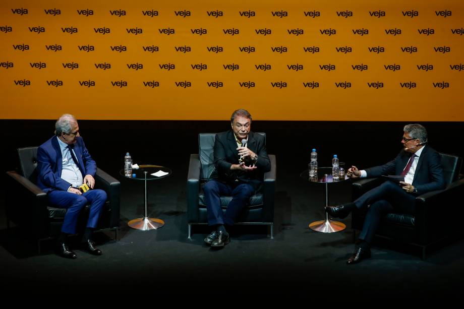 O candidato Alvaro Dias (Podemos) foi o terceiro presidenciável a ser entrevistado no Amarelas Ao Vivo; ele foi sabatinado por <span>Augusto Nunes, colunista, e Policarpo Junior, redator-chefe de VEJA</span>