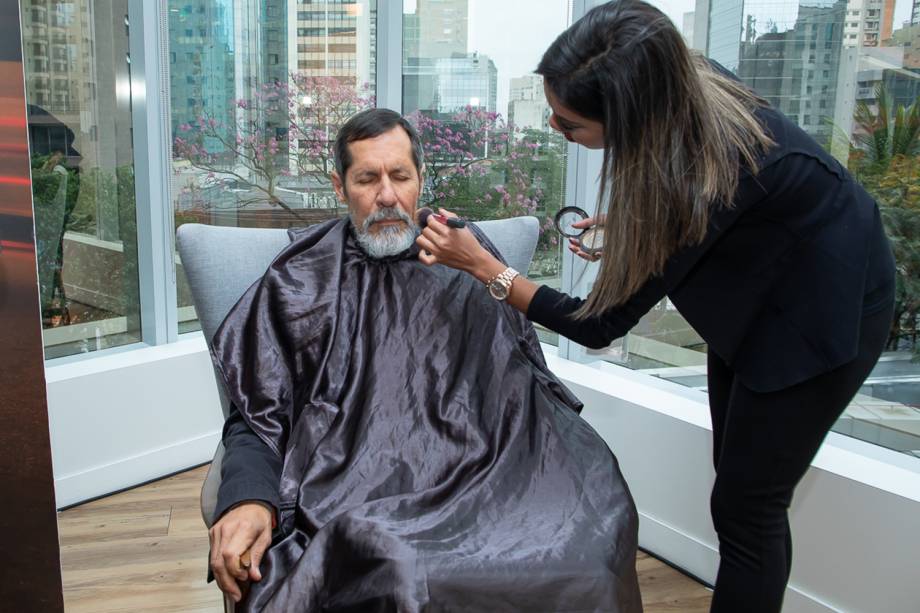 Eduardo Jorge (PV), candidato a vice-presidente na chapa de Marina Silva (Rede), recebe retoques na maquiagem antes de debate promovido por VEJA, realizado na sede do Facebook, em São Paulo (SP) - 04/09/2018