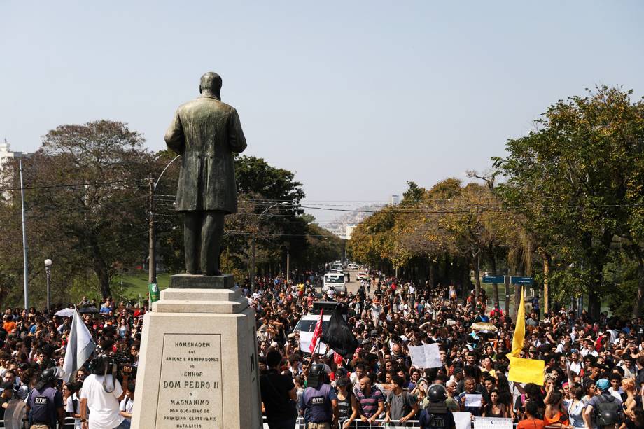 Manifestantes exibem cartazes durante protesto realizado em frente ao Museu Nacional, em São Cristovão, no Rio de Janeiro (RJ), após grande incêndio atingir o local - 03/09/2018