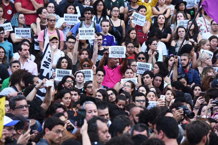 Manifestantes protestam na região da Cinelândia, no Rio de Janeiro (RJ), em defesa do Museu Nacional e outros prédios públicos usados como arquivos, bibliotecas e outros espaços de memória - 03/09/2018 Manifestantes protestam na região da Cinelândia, no Rio de Janeiro (RJ), em defesa do Museu Nacional e outros prédios públicos usados como arquivos, bibliotecas e outros espaços de memória - 03/09/2018
