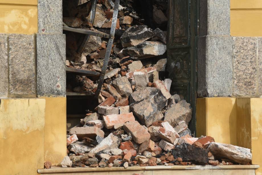 Após mais de 6 h, bombeiros controlam incêndio no Museu Nacional, na Quinta da Boa Vista, na zona norte do Rio, nesta segunda-feira (3). Mais antigo do país, museu tem 20 milhões de itens e apresentava problemas de manutenção. (Foto: