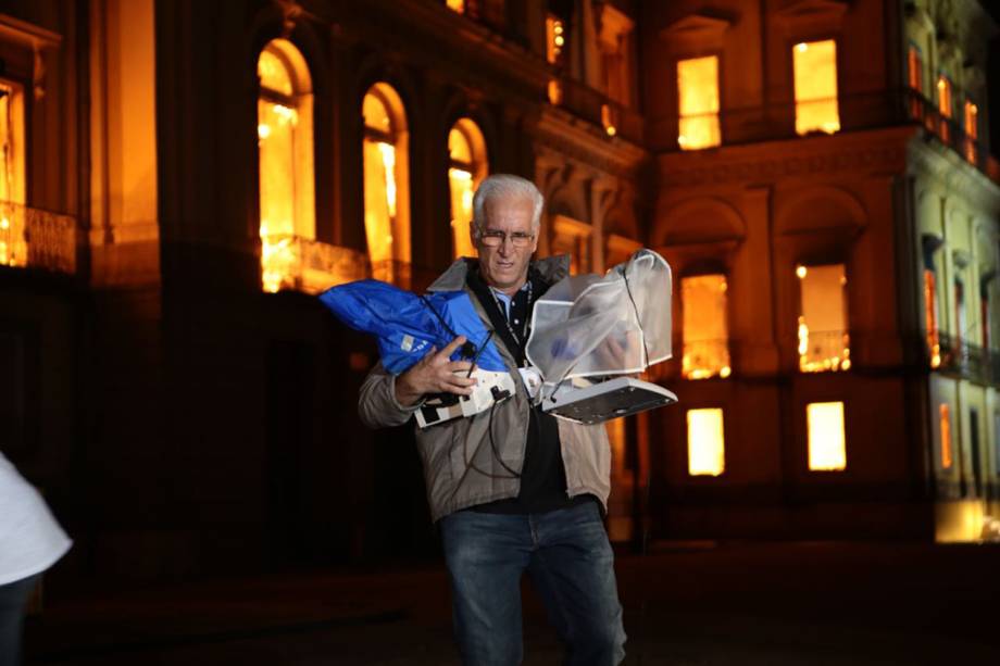 Funcionários do Museu Nacional tentam salvar parte do acervo e equipamentos de incêndio - 03/09/2018 Funcionários do Museu Nacional tentam salvar parte do acervo e equipamentos de incêndio - 03/09/2018